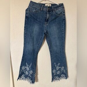 Charlie B Jeans Women Blue Floral Embroidered Feather & Pearl Hem Cropped Size 4